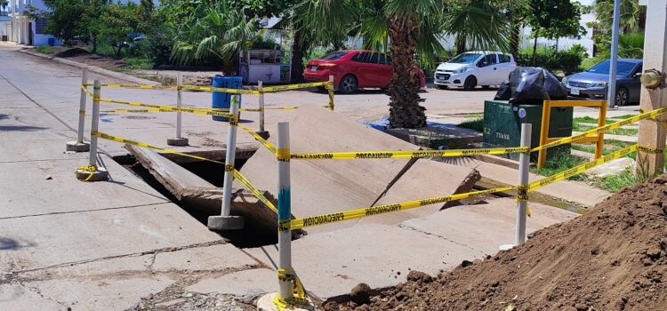 JAPAMA mantiene delimitada y señalizada la zona como medida preventiva, mientras se realizan las valoraciones técnicas correspondientes sobre la infraestructura del Colector Mochicahui.